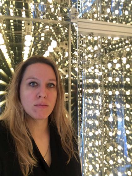 Selfie Shelley Harten against a shiny silver background