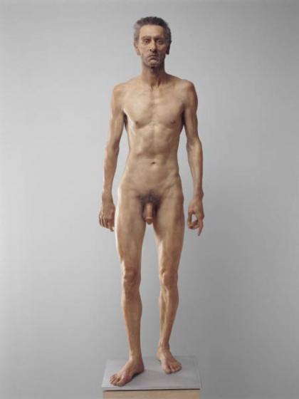 Skulptur eines stehenden nackten, mageren älteren Mannes mit beschnittenem Penis.