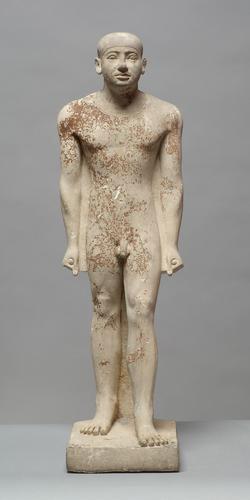 Historische kleine graue Skulptur eines stehenden nackten Mannes.
