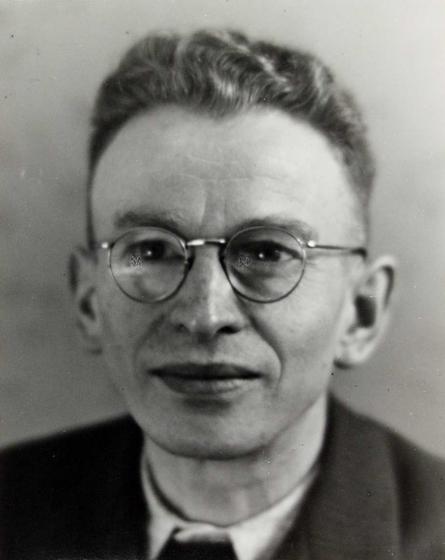 Black-and-white photo: Frontal half-length portrait of Georg Marcuse wearing glasses and a suit