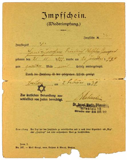 Vaccine certificate Hans Joachim Gumpert, including an imposed middle name and a Star of David stamp: Printed form, filled out by hand, Breslau, 1 Feb 1939