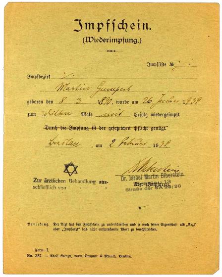 Impfbescheinigung für Martin Gumpert mit ergänztem Zwangsnamen, Breslau, 1.2.1939.  Auf der Impfbescheinigung ist ein Stempel, wonach der Arzt Dr. Martin Biberstein ausschließlich zur ärztlichen Behandlung von Juden berechtigt sei.