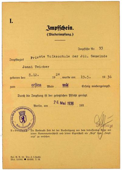 Impfbescheinigung für Jonni Teicher: Vordruck, maschinenschriftlich ausgefüllt. Die Impfung fand durch das Gesundheitsamt Berlin, Prenzlauer Berg in der Jüdischen Volksschule statt.