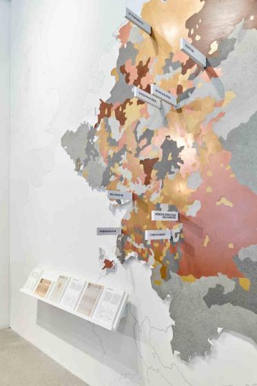 Karte eines Gebietes, das zum Großteil das heutige Deutschland abdeckt, mit bunten Flächen