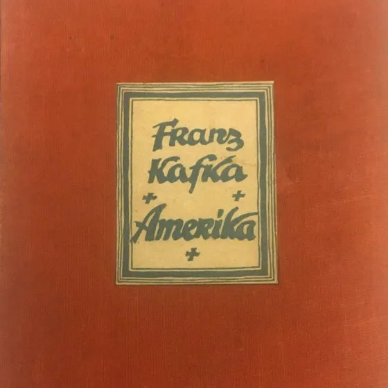 Ausschnitt aus einem roten Buchcover mit aufgeklebtem, gerahmtem Etikett mit der Aufschrift: „Franz Kafka, Amerika“.