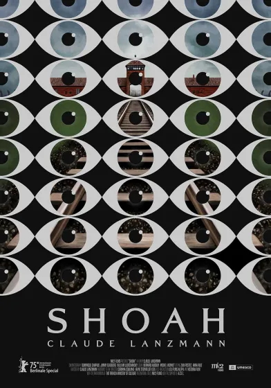 Filmplakat für „Shoah“ von Claude Lanzmann. Der Bildvordergrund zeigt ein grafisches Muster aus Augen. Die Iris all dieser Augen ist jeweils transparent. Durch die transparenten Stellen kann man im Bildhintergrund ein Farbfoto des Lagertors von Auschwitz-Birkenau vor blauem Himmel sehen sowie die Bahngleise, die auf das Tor zuführen.