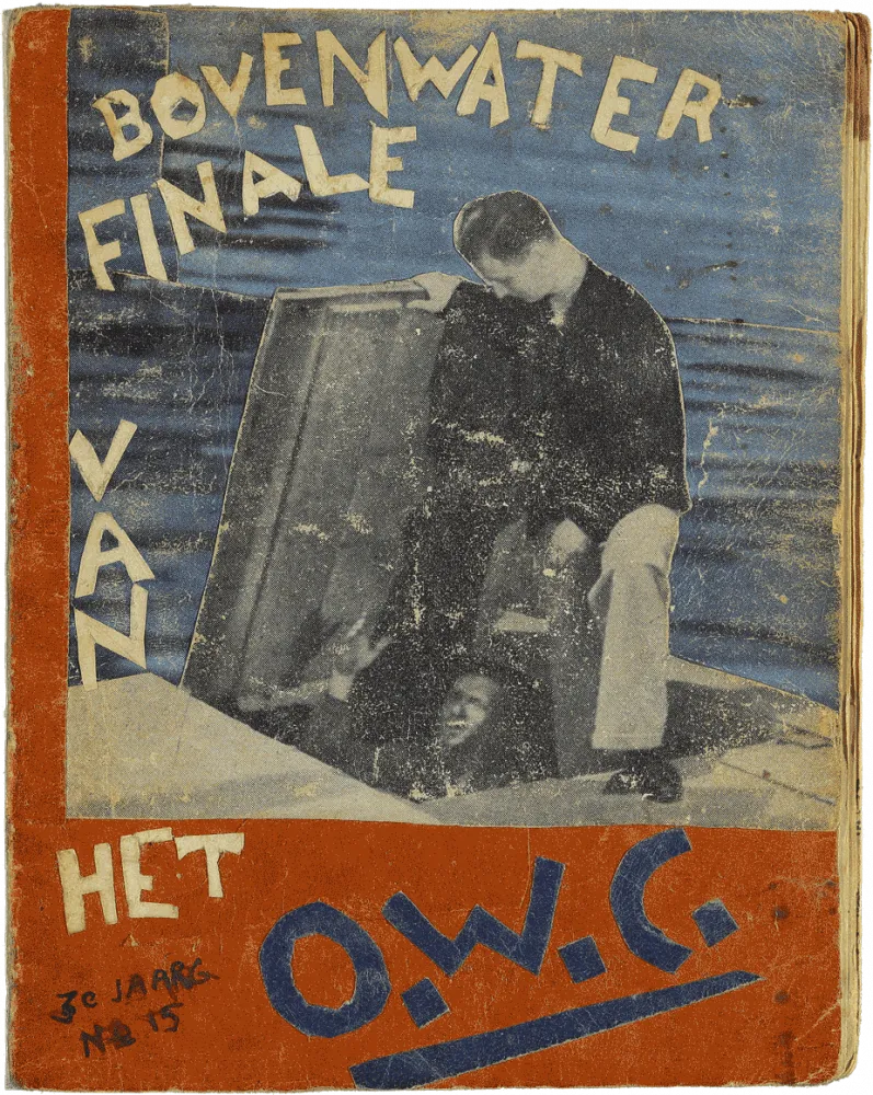 Titelblatt des Magazins Het Onderwater Cabaret vom 3. April 1945 mit einer rot-blauen Collage von einem Mann, der aus einer Luke rauskommt und diese aufhält, damit ein weiterer Mann herausrauskommen kann.