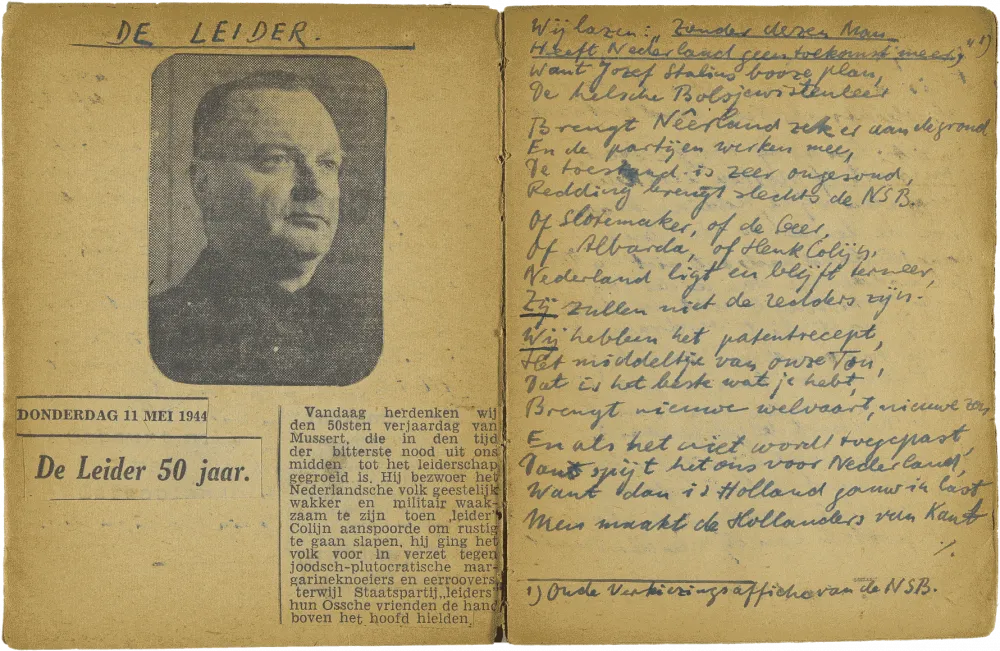 Handschriftlich verfasste Doppelseite mit eingeklebtem Foto aus Zeitung von einem Mann und Überschrift „De Leider“.
