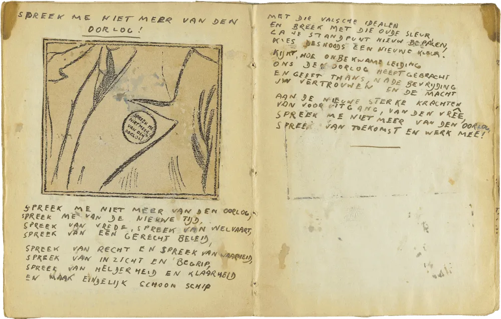 Handschriftlich verfasste Doppelseite in Druckbuchstaben mit eingeklebter Zeichnung eines Anzuges mit Anstecker und dem Titel: „Spreek me niet merr van den Oorlog!“.
