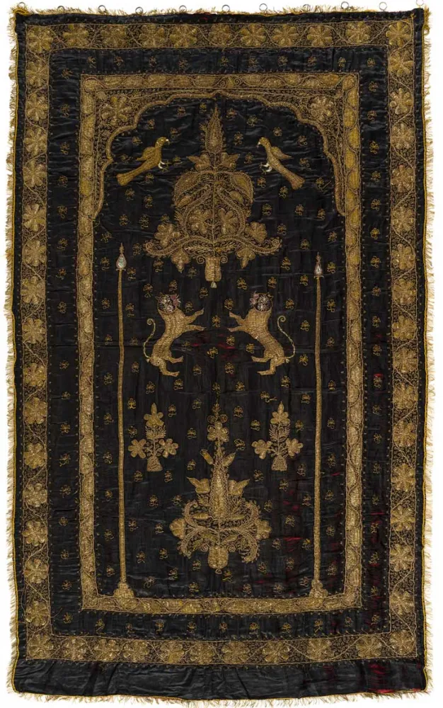 Schwarzer Tora-Vorhang mit Stickereien mit goldenem Faden.