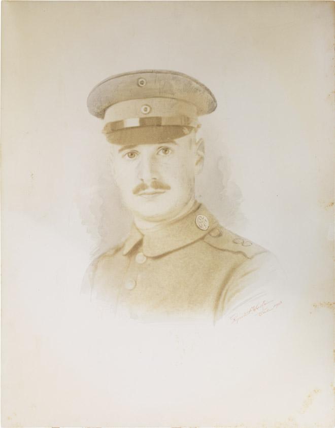 Schwarz-weiß-Foto: Porträt eines uniformierten Soldaten 
