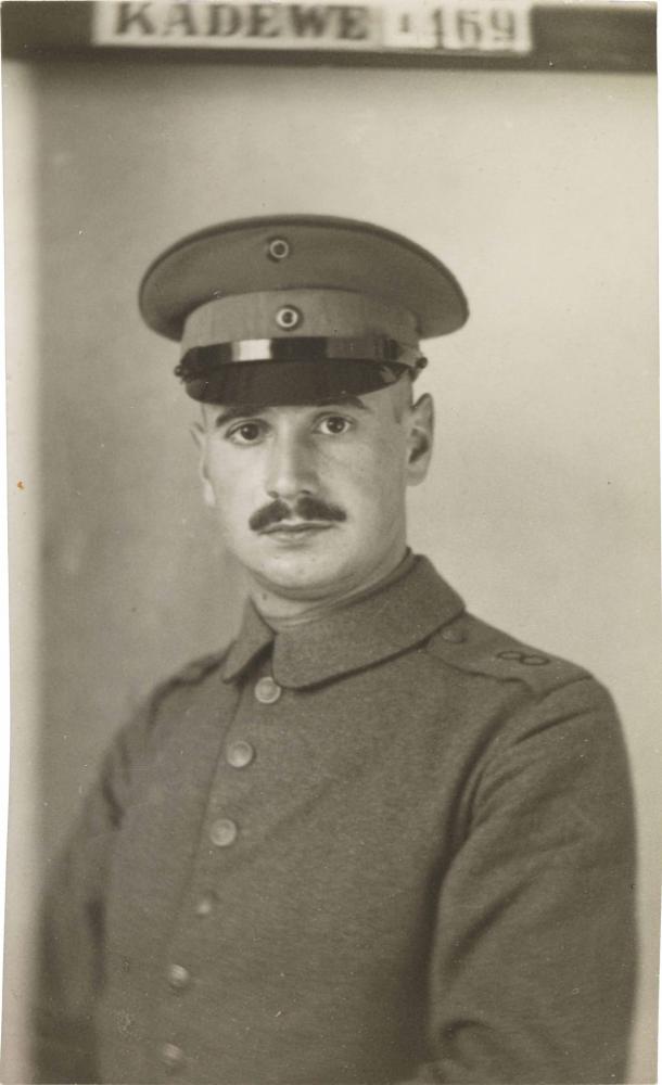 Schwarz-weiß-Foto: Porträt eines uniformierten Soldaten