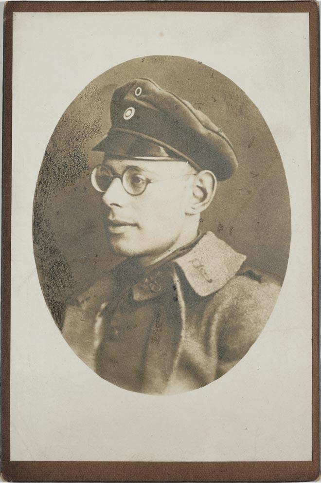 Schwarz-weiß-Foto: Uniformierter Soldat, ovaler Ausschnitt, Brustbild im Halbprofil