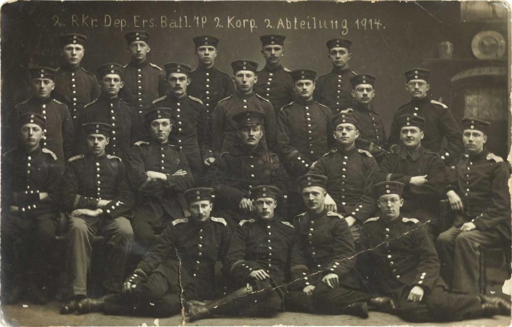 Schwarz-weiß-Foto: 23 uniformierte Soldaten, in vier Reihen, Atelieraufnahme
