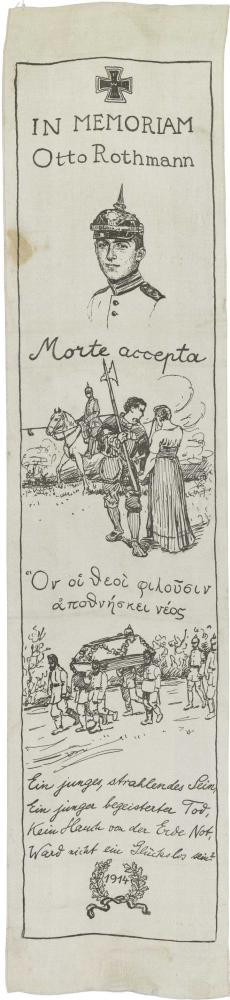 Weißes Seidenband, bedruckt mit Eisernem Kreuz (oben), drei Illustrationen sowie Siegerkranz und Jahreszahl 1914 (unten)