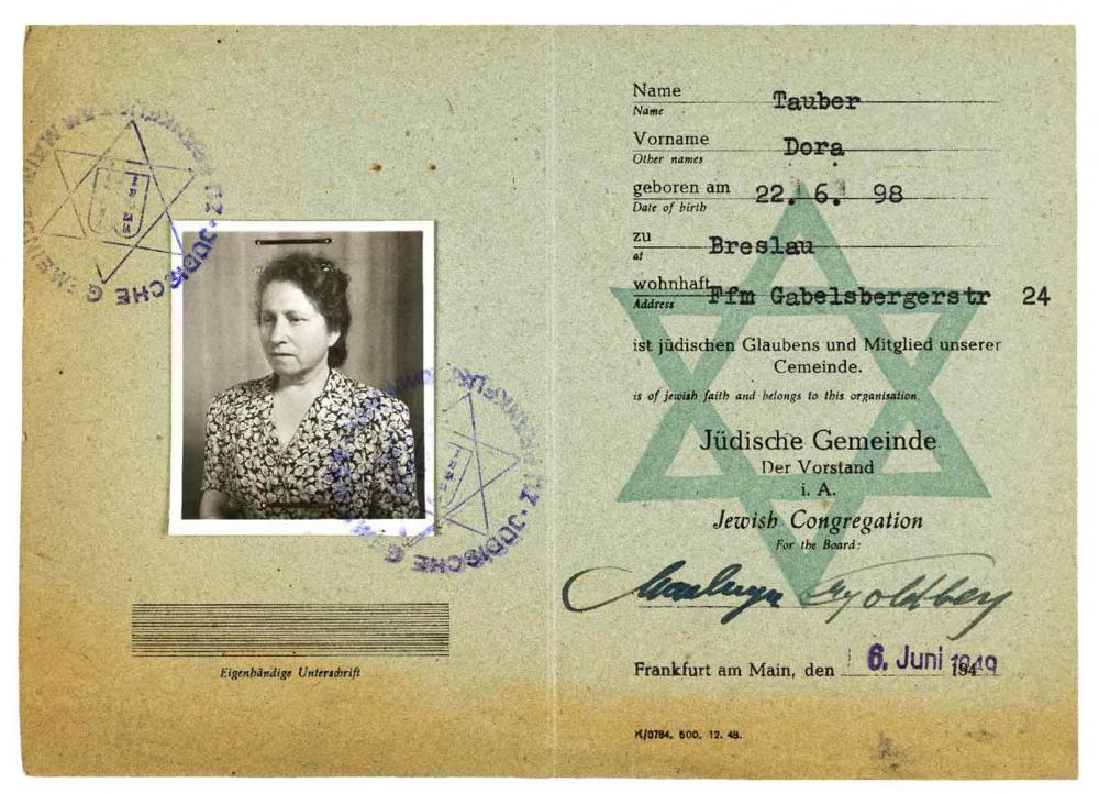 Mitgliedsausweis mit Passfoto einer Frau im geblümten Oberteil