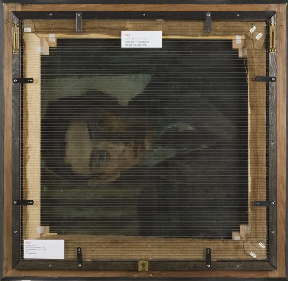 Ölmalerei auf Leinwand: abgebildet ist das Porträt eines jungen Mannes innerhalb der Rückseite des Holzrahmens, über das eine durchsichtige Platte gelegt ist