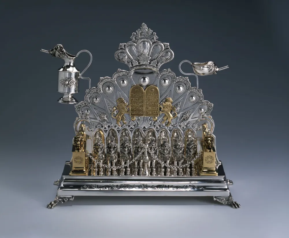 Eine prächtige, aus Silber und Gold gefertigte Chanukka-Lampe.