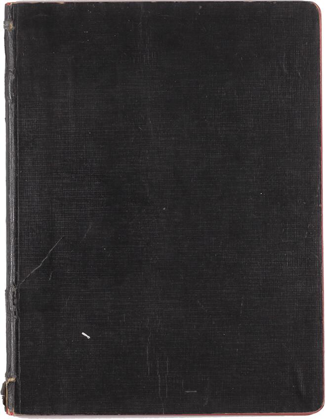 Ein abgegriffenes Notizbuch mit schwarz-braunem Einband