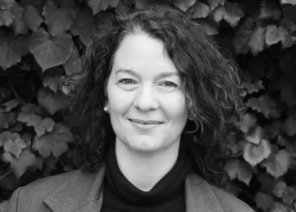 S-W-Foto: Portrait von Liliana Feierstein. Sie schaut freundlich in die Kamera.