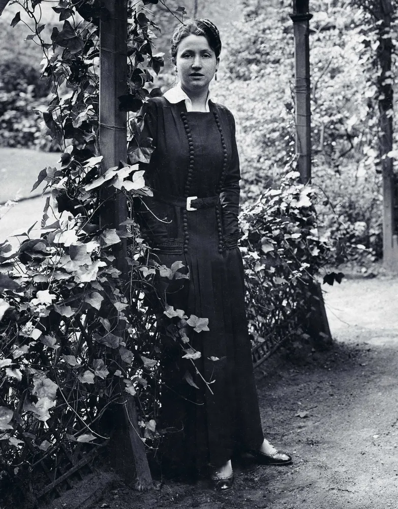 Schwarz-weiß-Foto einer Frau in einem Park.