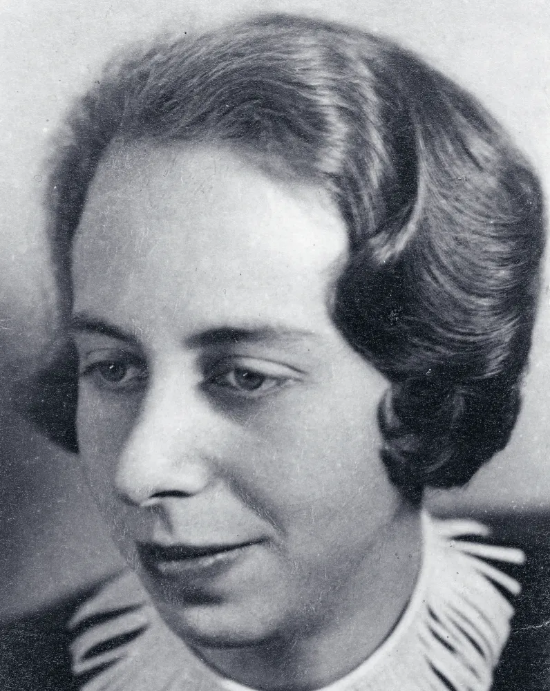 Historische Schwarz-Weiß-Fotografie einer Frau mit gewellten Haaren