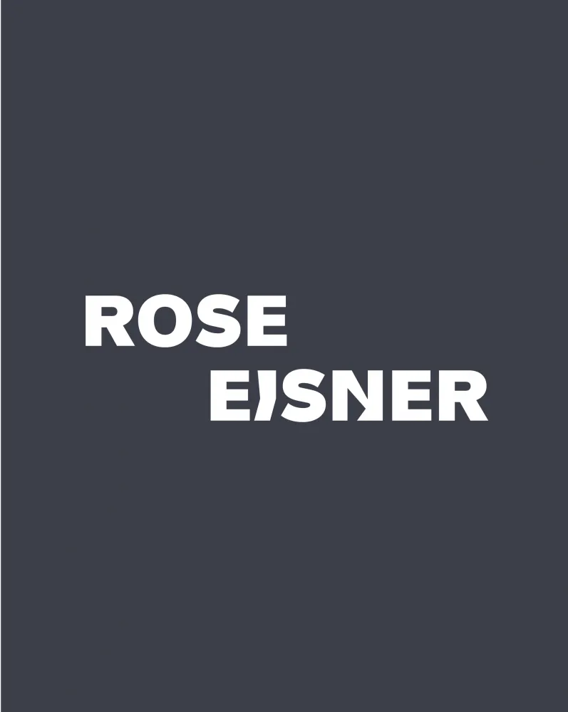 Schwarze Fläche auf der in weißen Buchstaben der Name "Rose Eisner" steht.