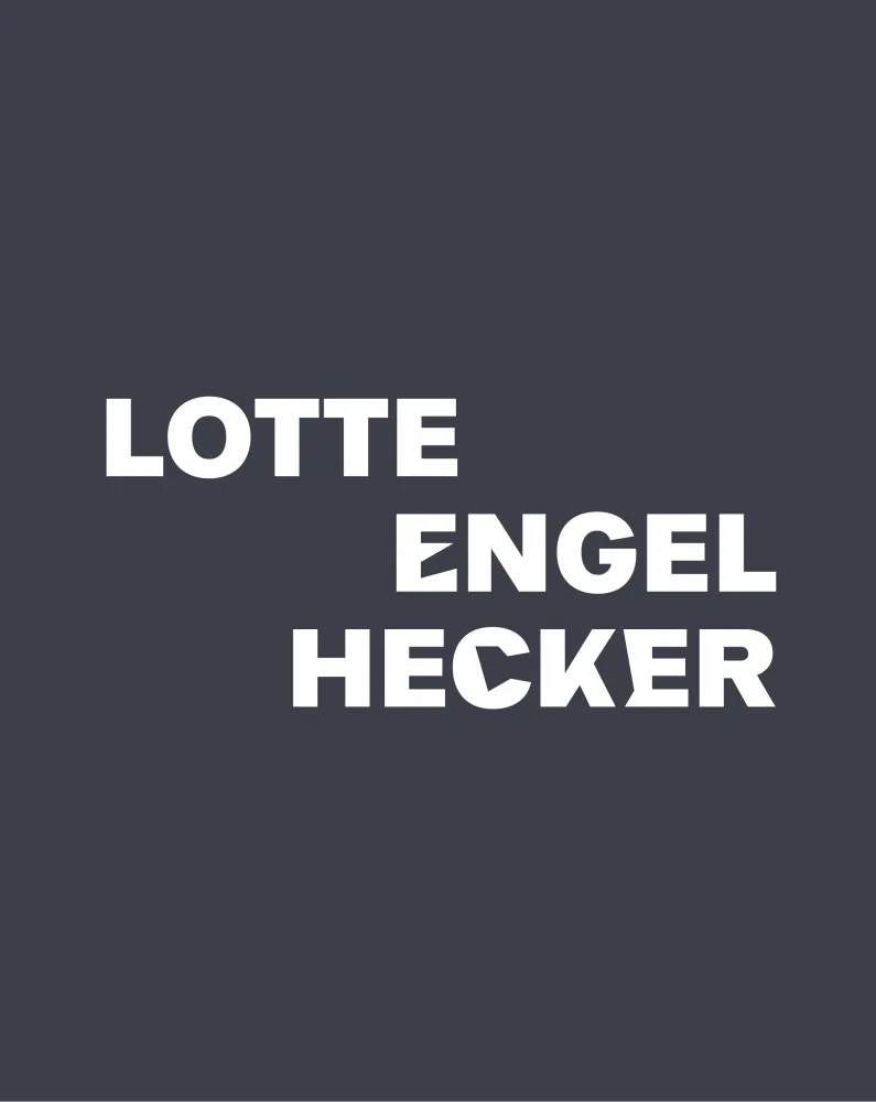 Schwarze Fläche auf der in weißen Buchstaben der Name "Lotte Engel Hecker" steht.