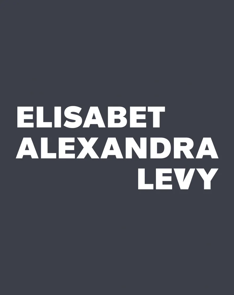 Schwarze Fläche auf der in weißen Buchstaben der Name "Elisabet Alexandra Levy" steht.
