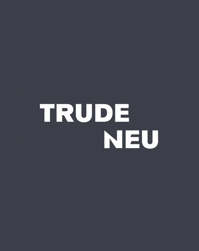 Schwarze Fläche auf der in weißen Buchstaben der Name "Trude Neu" steht.
