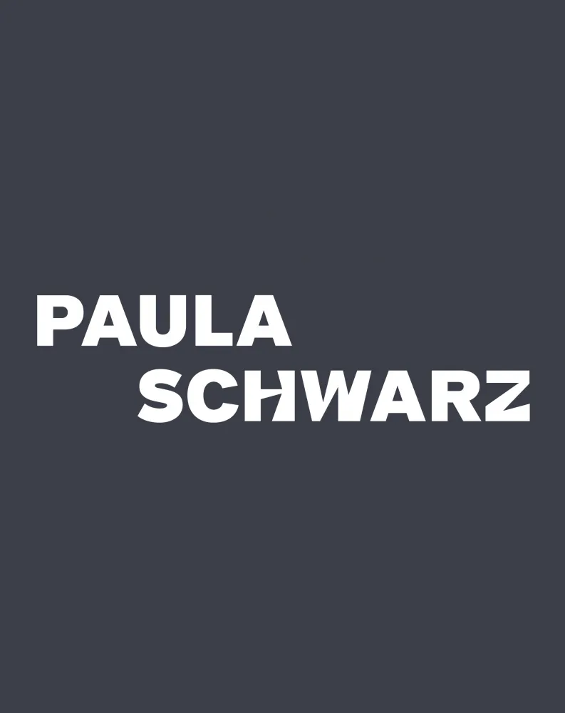Schwarze Fläche auf der in weißen Buchstaben der Name "Paula Straus" steht.