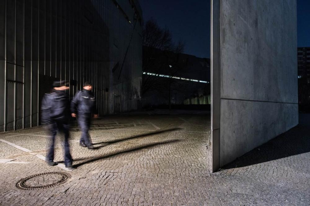 Eine Polistin und ein Polizist passieren den Neubau des Jüdischen Museums Berlin.