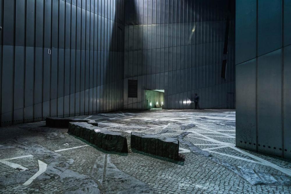 A view of the Paul-Celan-Hof of the Jewish Museum Berlin with a policeman walking along the far wall. 