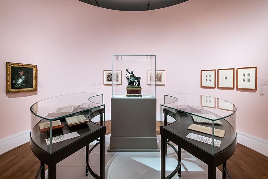 Showcases with sculpture and books from the Moses Mendelssohn exhibition