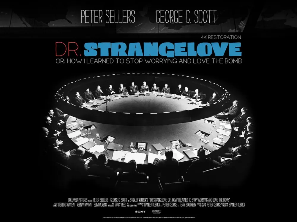 Das Bild zeigt ein Filmposter des Films "Dr. Strangelove". Es sitzen viele Personen an einem runden Tisch mit Dokumenten vor sich. Das Bild ist schwarz-wei&szlig;. Der Titel des Films ist mit roter und blauer Schrift geschrieben.