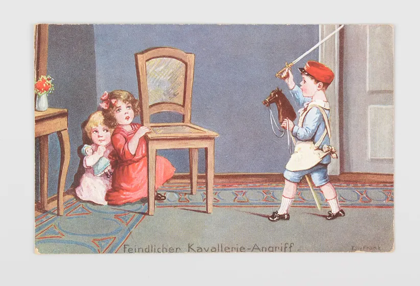 Illustration, die zwei Mädchen und einen Jungen zeigen. Der Junge reitet ein Steckenpferd und hält ein Schwert erhoben in seiner rechten Hand, die zwei Mädchen verstecken sich hinter einem Stuhl.