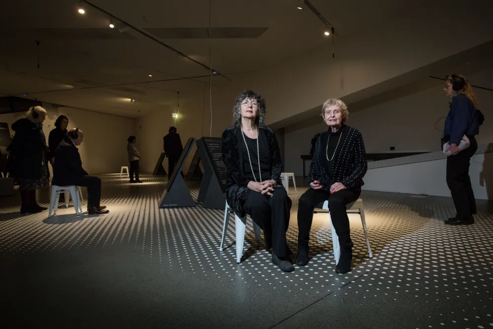 Irena Steinfeldt-Levy (links) und Corinna Coulmas (rechts) in der Ausstellung "Claude Lanzmann. Die Aufzeichnungen"