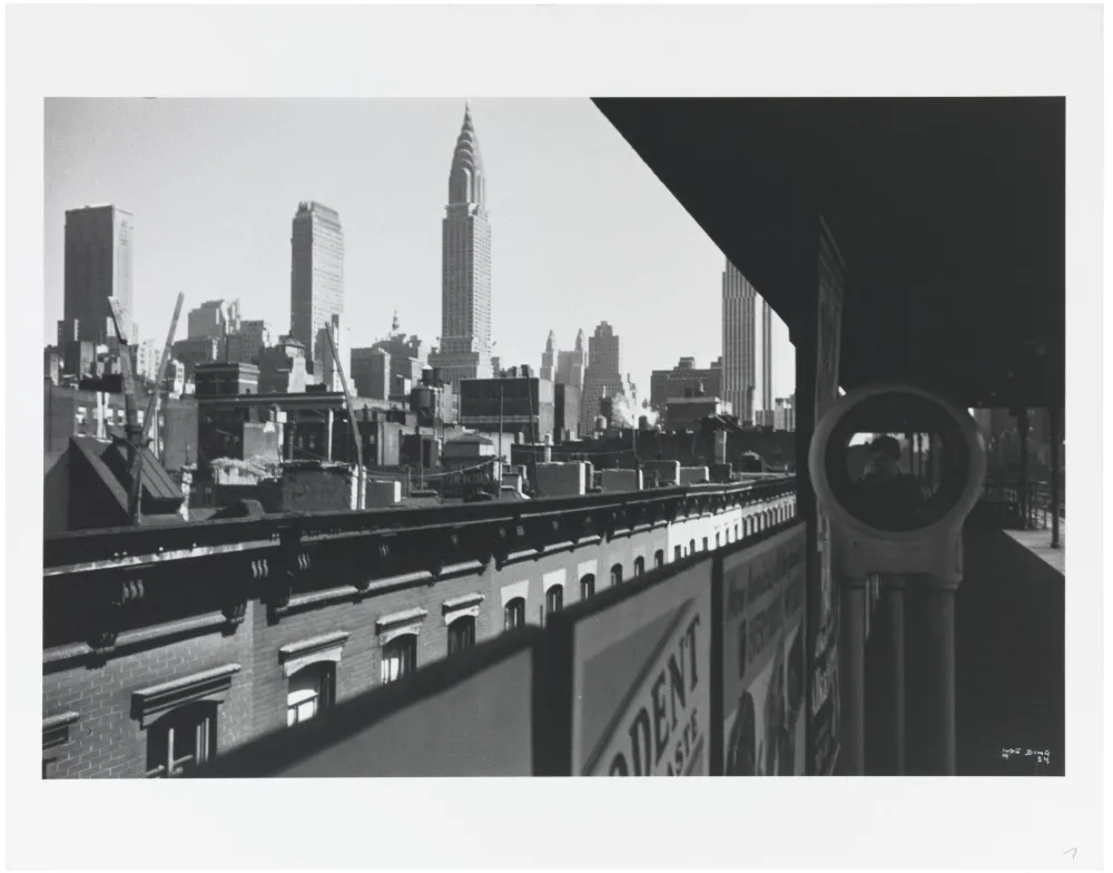 Eine Station der Hochbahn in der New Yorker Skyline und die Reflektion der Fotografin mit ihrer Kamera in einem kleinen runden Spiegel