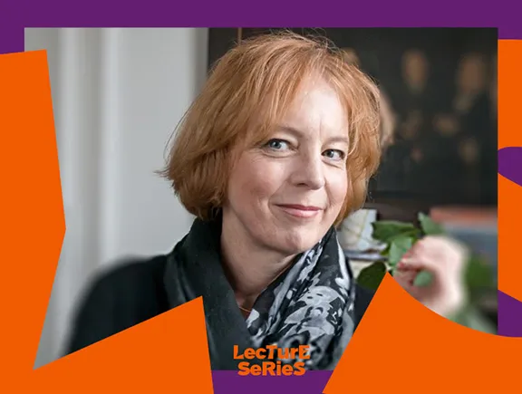 Das Bild zeigt ein Portrait von Ilka Quindeau. Eine weiblich gelesene Person mit kurzen, roten Haaren. 