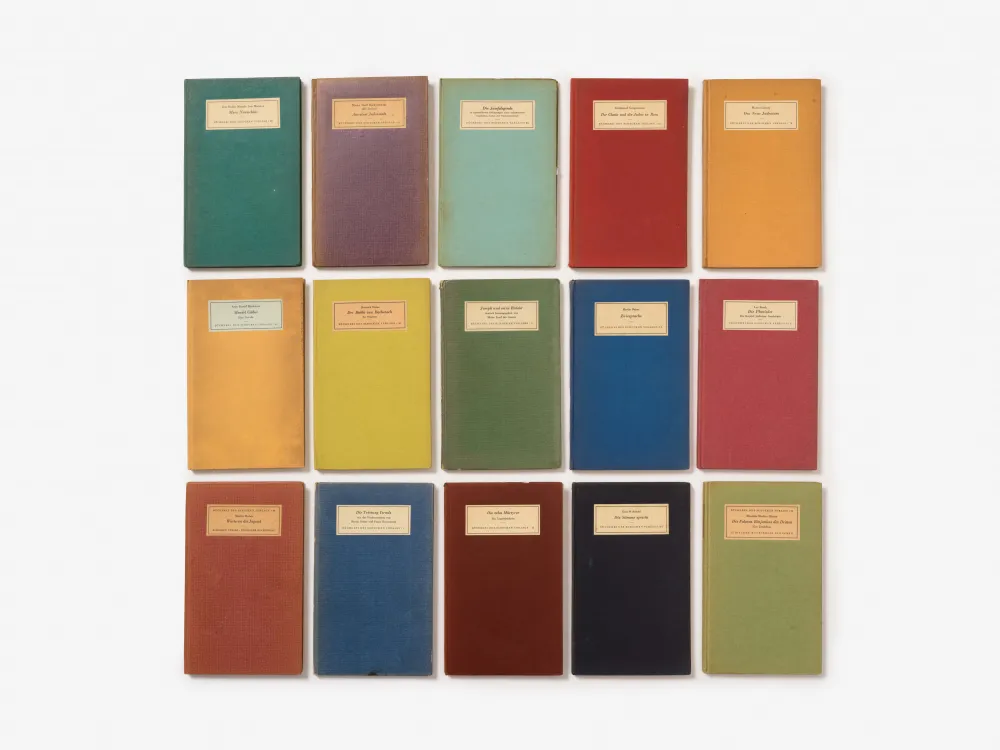 Fünfzehn bunte Buchcover.