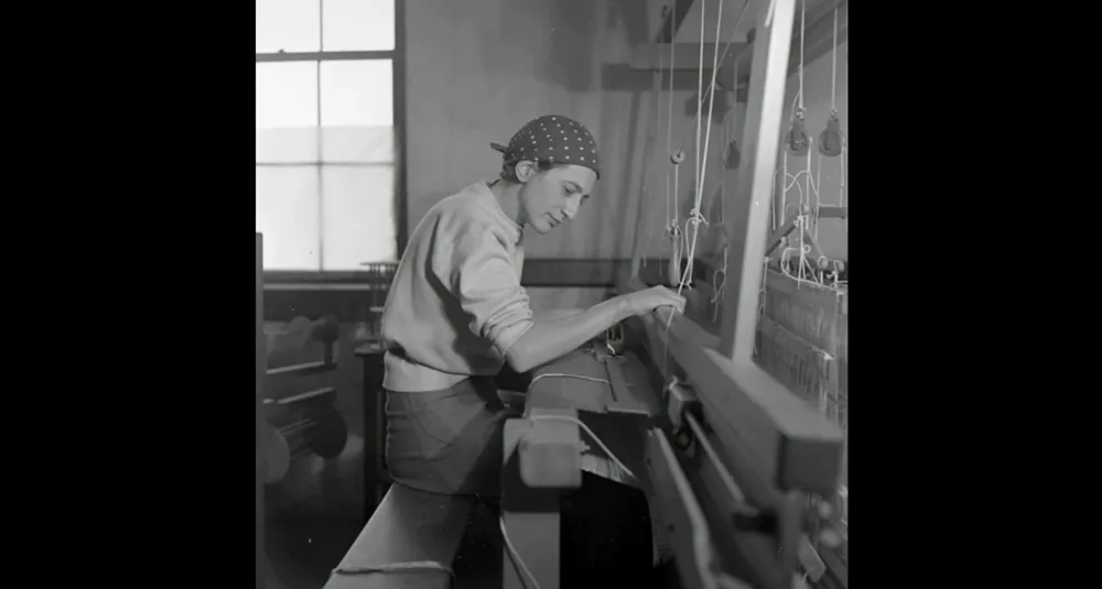 Porträt von Anni Albers an ihrem Webstuhl.