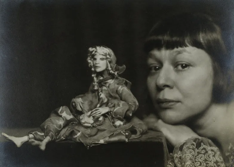 Porträt von Lotte Pritzel mit einer Handpuppe.