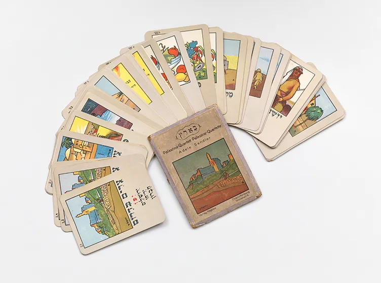 Aufgefächertes Quartett-Kartenspiel mit hebräischer Schrift.
