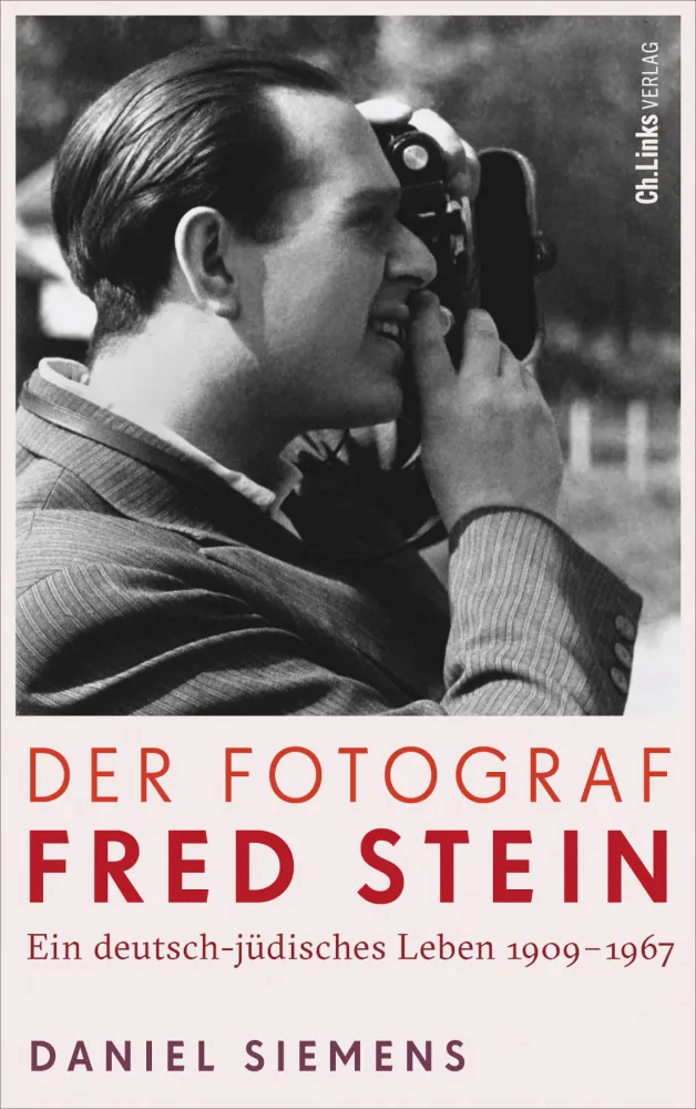 Buchcover mit einem Schwarz-Wei&szlig;-Bild eines Mannes, der durch eine Kamera schaut, und dem Titel: Der Fotograf Fred Stein.