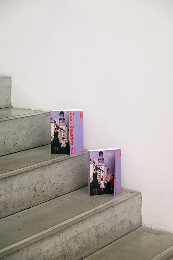 Ausstellungskataloge hochkant auf Libeskind-Treppe.