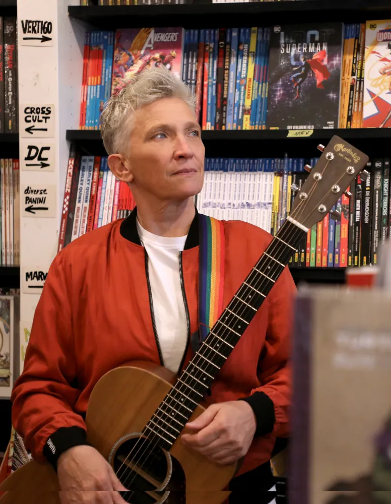 Suli Pushban mit Guitarre