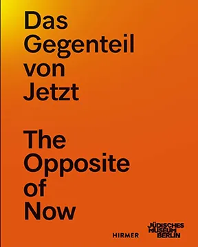 Schwarze Buchstaben auf einem von gelb zu orangefarben verlaufenden Hintergrund.