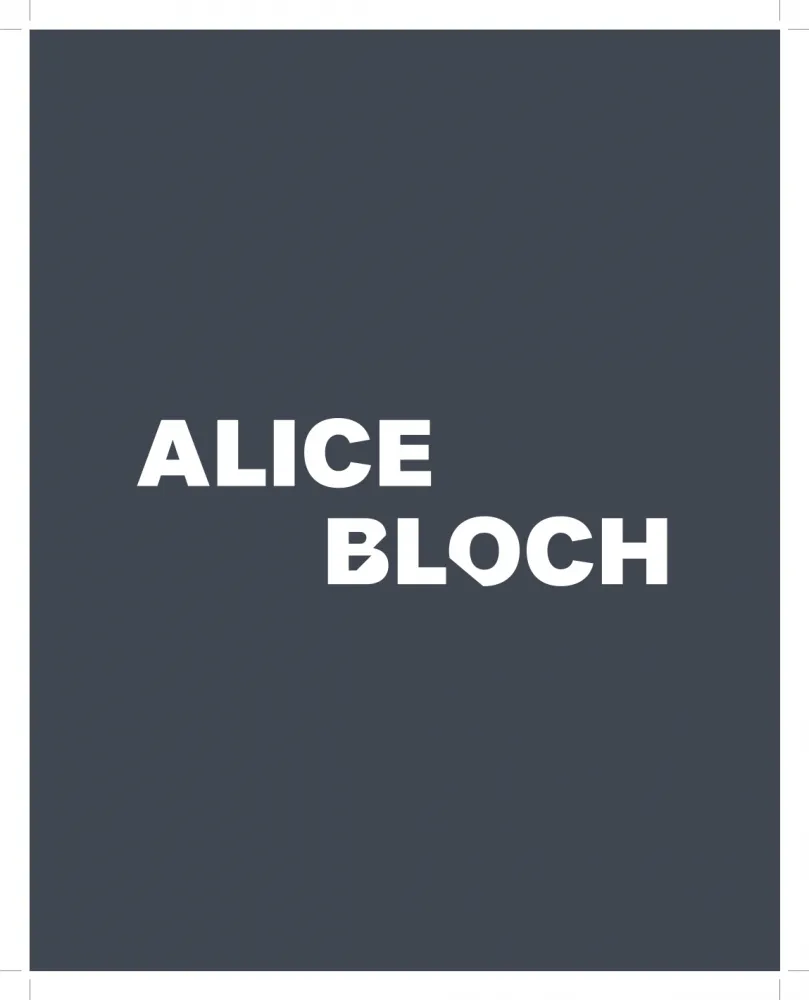 Schwarze Fläche auf der in weißen Buchstaben der Name "Alice Bloch" steht.