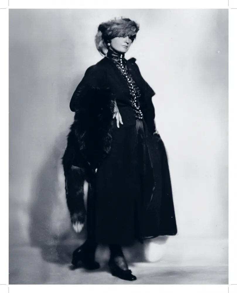 Fotografie von einer posierenden Frau mit Mantel und Mütze.