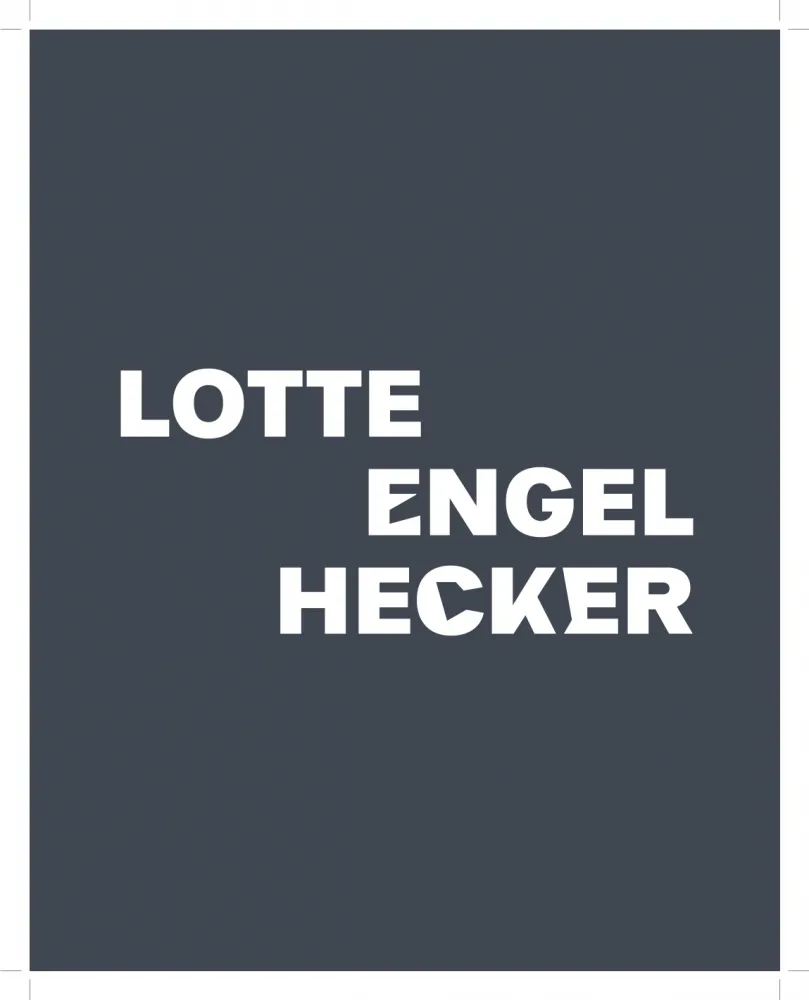 Schwarze Fläche auf der in weißen Buchstaben der Name "Lotte Engel Hecker" steht.